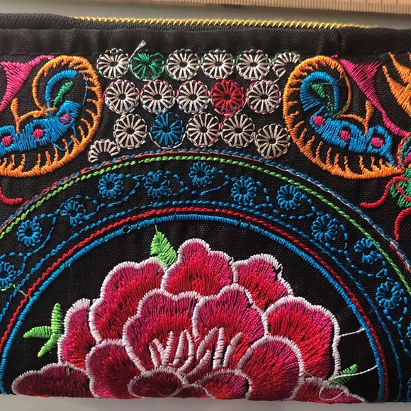 Embroidered wallet - Picture 2 of 6